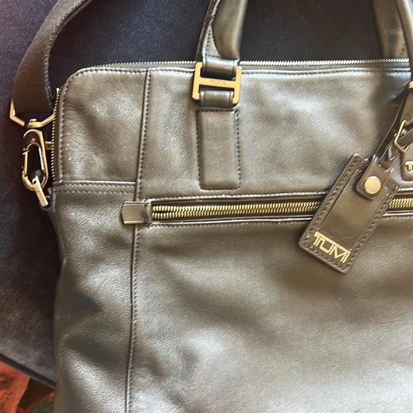 Tumi leather brief case in excellent condition. - Picture 3 of 12
